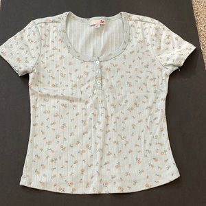 Woman, small shirt with three buttons